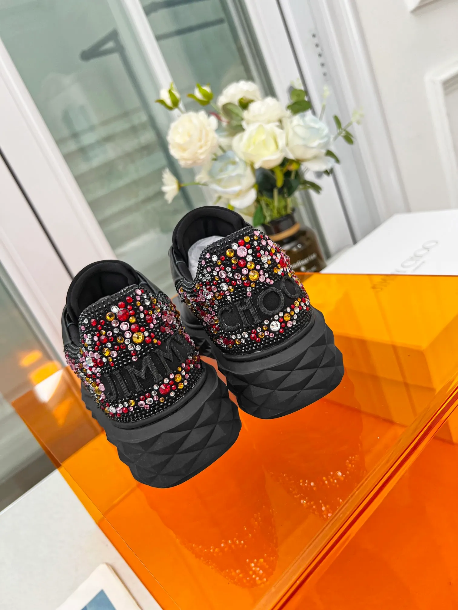 👟👟Ex-factory price 640👟👟 (hot tail diamond) Jimmy choo Jimmy Choo 2024 spring and summer Jc new Diamond New sneaker series 🔥The upper is made of original customized cowhide leather spliced with breathable Lycra embellished with Swarovski crystal diamonds to enjoy the brand's luxury and trend 💥The soles are made of brand elements to resist diamond multi-faceted cutting and have a full three-dimensional feel 🎵The soles are gradually thinner and thicker, and the design makes them more comfortable without any visual pressure 🌹A Diamond sneaker that is fashionable, comfortable, versatile and luxurious is worth owning🧚‍♀️ Fabric: Original imported top layer 🐂 cowhide Lining: Original Lycra breathable lining Feet: Original injection molded 🐑 Sheepskin Outsole: Original glass glue combined sole Size: 34-41 (customized size 34.41 is non-refundable)